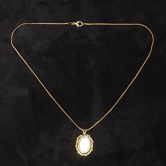 Mother of pearl sailboat vintage necklace - Picture 4 of 5